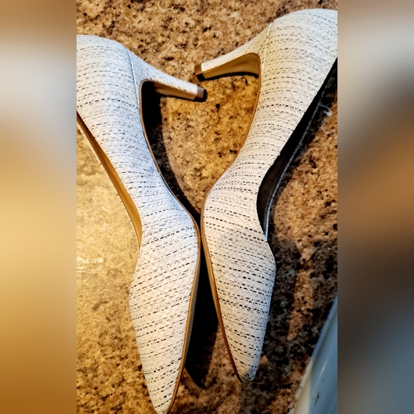 TALBOTS SKYLAR DEEP-V Sexy Dressy Embossed UPPER 2 1/2" Pumps Size 9 M - Picture 4 of 10